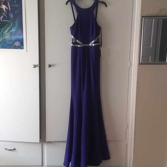 Formal dress - Picture 1 of 4